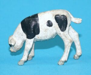 BRITAINS FARM #2138 H2138 CALF FEEDING BLACK & WHITE 1960s ENGLAND