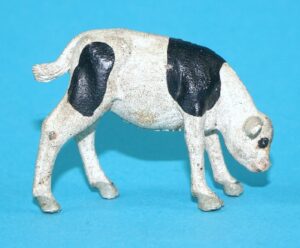 BRITAINS FARM #2138 H2138 CALF FEEDING BLACK & WHITE 1960s ENGLAND