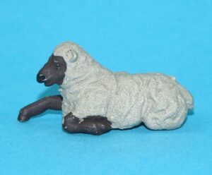 BRITAINS FARM #2204 H1573 H2204 SHEEP LYING 1950s HERALD ENGLAND