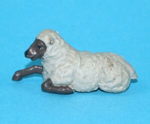BRITAINS FARM #2204 H2204 SHEEP LYING 1960s ENGLAND