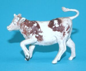 BRITAINS FARM #1551 H1551 HEIFER CALF WALKING AYRSHIRE 1950s HERALD ENGLAND