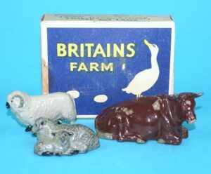 BRITAINS LEAD FARM No. 5005 1 COW, 1 SHEEP, 1 SHEEP & LAMB IN ORIGINAL BOX 1950s