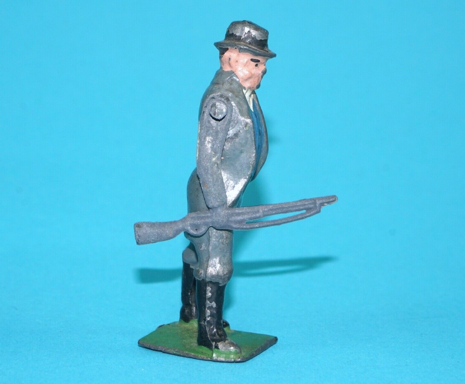 BRITAINS LEAD FARM No. 501 FARMER POST-WAR RIFLE VARIANT 1940s ENGLAND - Image 2