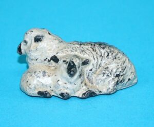 BRITAINS LEAD FARM No. 536 SHEEP & LAMB LYING 1930s ENGLAND
