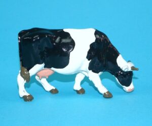 BRITAINS LEAD FARM No. 539 COW FEEDING 1940s ENGLAND