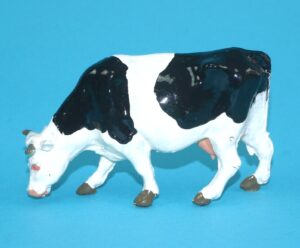 BRITAINS LEAD FARM No. 539 COW FEEDING 1940s ENGLAND