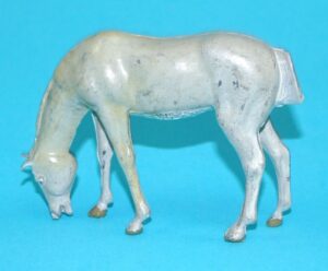 BRITAINS LEAD FARM No. 550 COB FEEDING 1930s ENGLAND