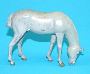 BRITAINS LEAD FARM No. 550 COB FEEDING 1930s ENGLAND