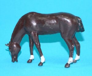 BRITAINS LEAD FARM No. 550 COB FEEDING 1930s ENGLAND