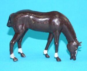 BRITAINS LEAD FARM No. 550 COB FEEDING 1930s ENGLAND