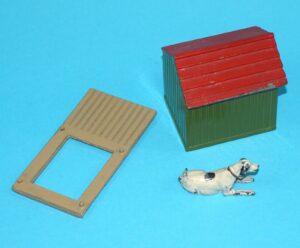 BRITAINS LEAD FARM No. 570 DOG KENNEL WITH BASEBOARD & 571 DOG LYING 1930s
