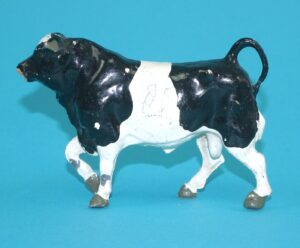 BRITAINS LEAD FARM No. 573 BULL WALKING 1940s ENGLAND