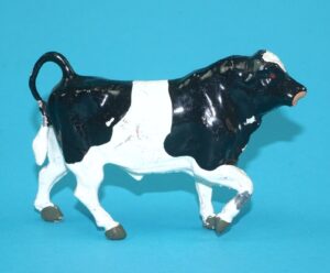 BRITAINS LEAD FARM No. 573 BULL WALKING 1940s ENGLAND