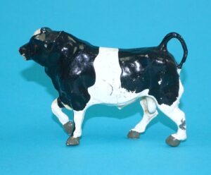 BRITAINS LEAD FARM No. 573 BULL WALKING 1940s ENGLAND