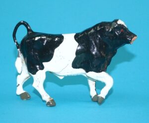 BRITAINS LEAD FARM No. 573 BULL WALKING 1940s ENGLAND