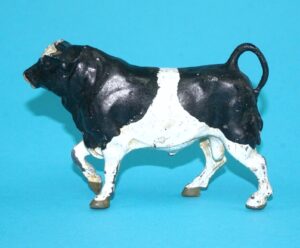 BRITAINS LEAD FARM No. 573 BULL WALKING 1940s ENGLAND