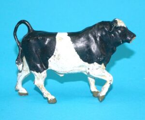 BRITAINS LEAD FARM No. 573 BULL WALKING 1940s ENGLAND