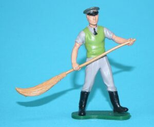 BRITAINS ZOO #1394 KEEPER (ASSORTED) 1970s ENGLAND