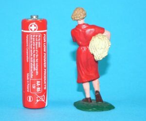 ELASTOLIN FARM SERIES GIRL CARRYING WHEAT SHEATHS 1/32 SCALE 54MM 1960s GERMANY