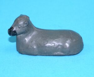 TIMPO TOYS LEAD FARM SHEEP LYING 1940s ENGLAND BRITAINS JOHILLCO