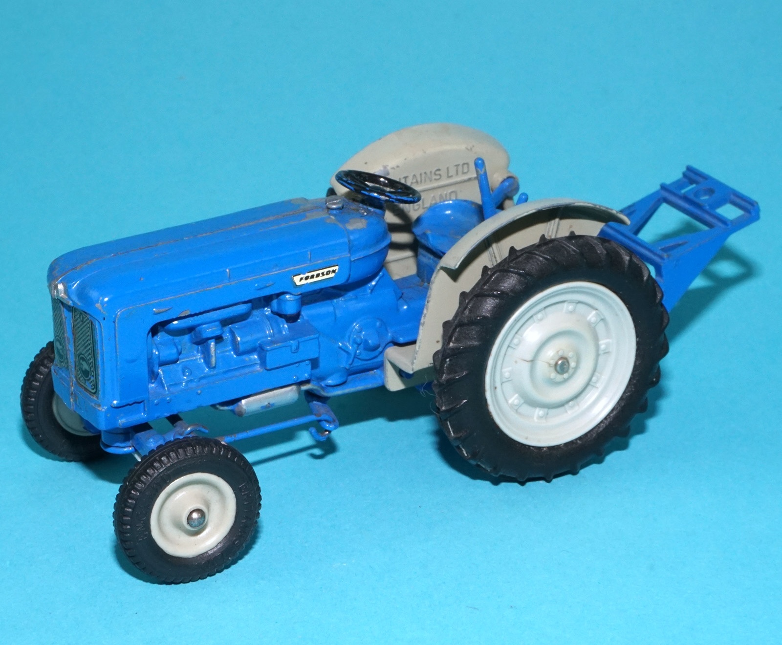 BRITAINS FARM #9525 FORDSON SUPER MAJOR TRACTOR 1964 ENGLAND - Image 3