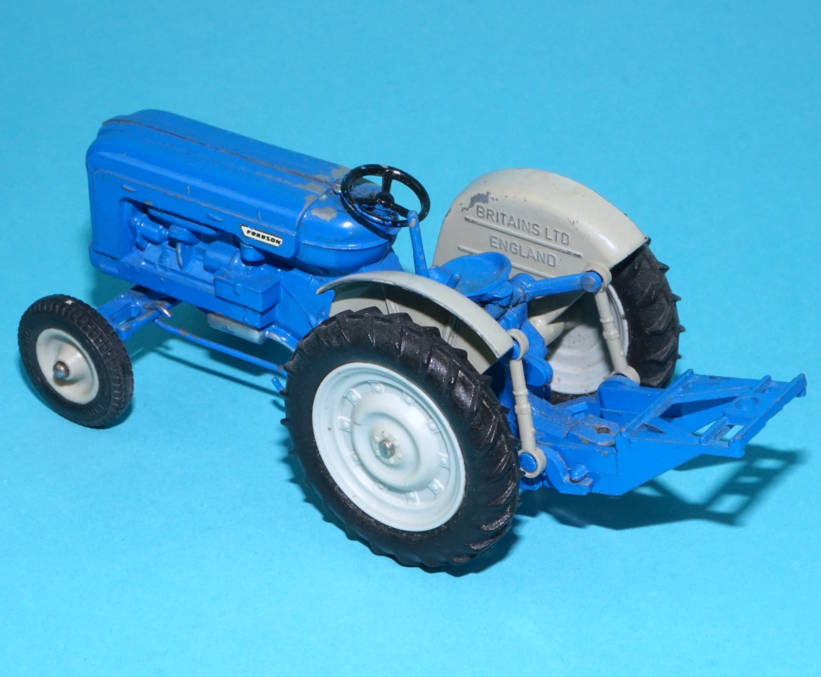 BRITAINS FARM #9525 FORDSON SUPER MAJOR TRACTOR 1964 ENGLAND - Image 4