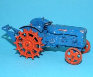 BRITAINS FARM #9526 FORDSON SUPER MAJOR TRACTOR SPUDDED WHEELS 1961 ENGLAND