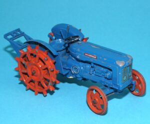 BRITAINS FARM #9526 FORDSON SUPER MAJOR TRACTOR SPUDDED WHEELS 1961 ENGLAND