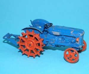 BRITAINS FARM #9526 #171F FORDSON POWER MAJOR TRACTOR SPUDDED WHEELS 1960 ENGLAND