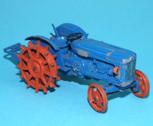 BRITAINS FARM #9526 #171F FORDSON POWER MAJOR TRACTOR SPUDDED WHEELS 1960 ENGLAND