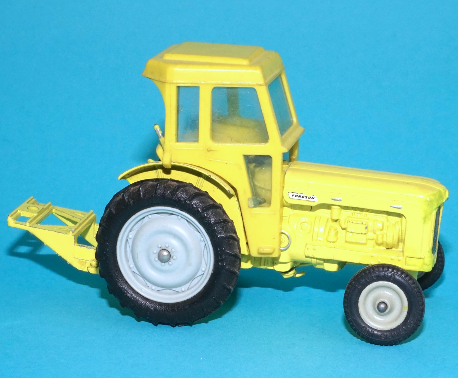 BRITAINS FARM #9630 FORDSON TRACTOR INDUSTRIAL YELLOW VARIANT 1964 ENGLAND