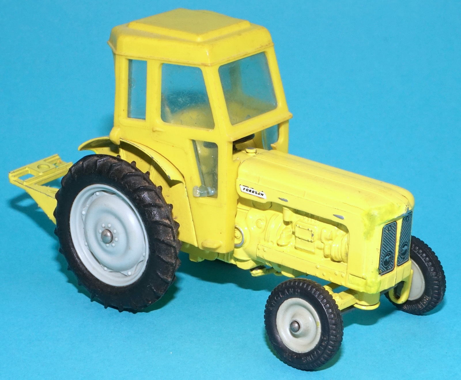 BRITAINS FARM #9630 FORDSON TRACTOR INDUSTRIAL YELLOW VARIANT 1964 ENGLAND - Image 2