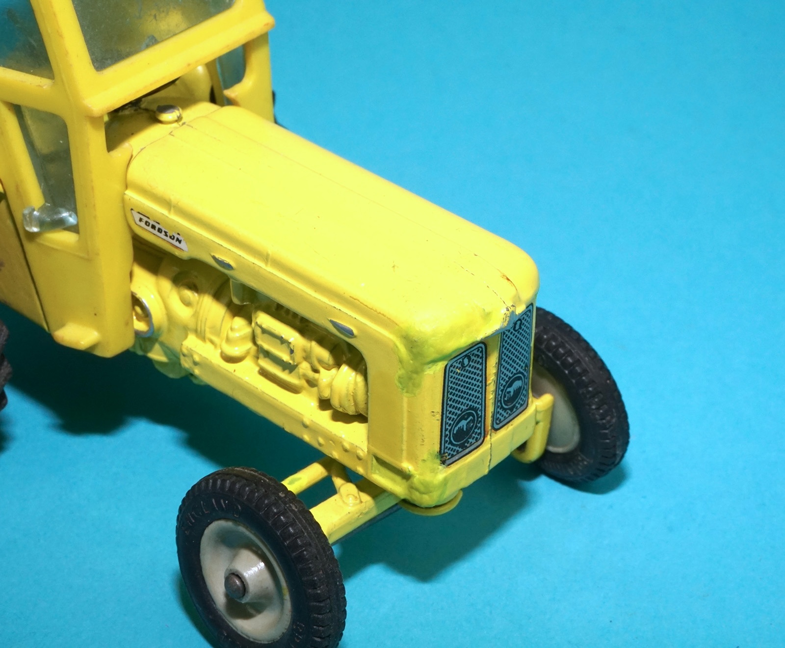BRITAINS FARM #9630 FORDSON TRACTOR INDUSTRIAL YELLOW VARIANT 1964 ENGLAND - Image 3