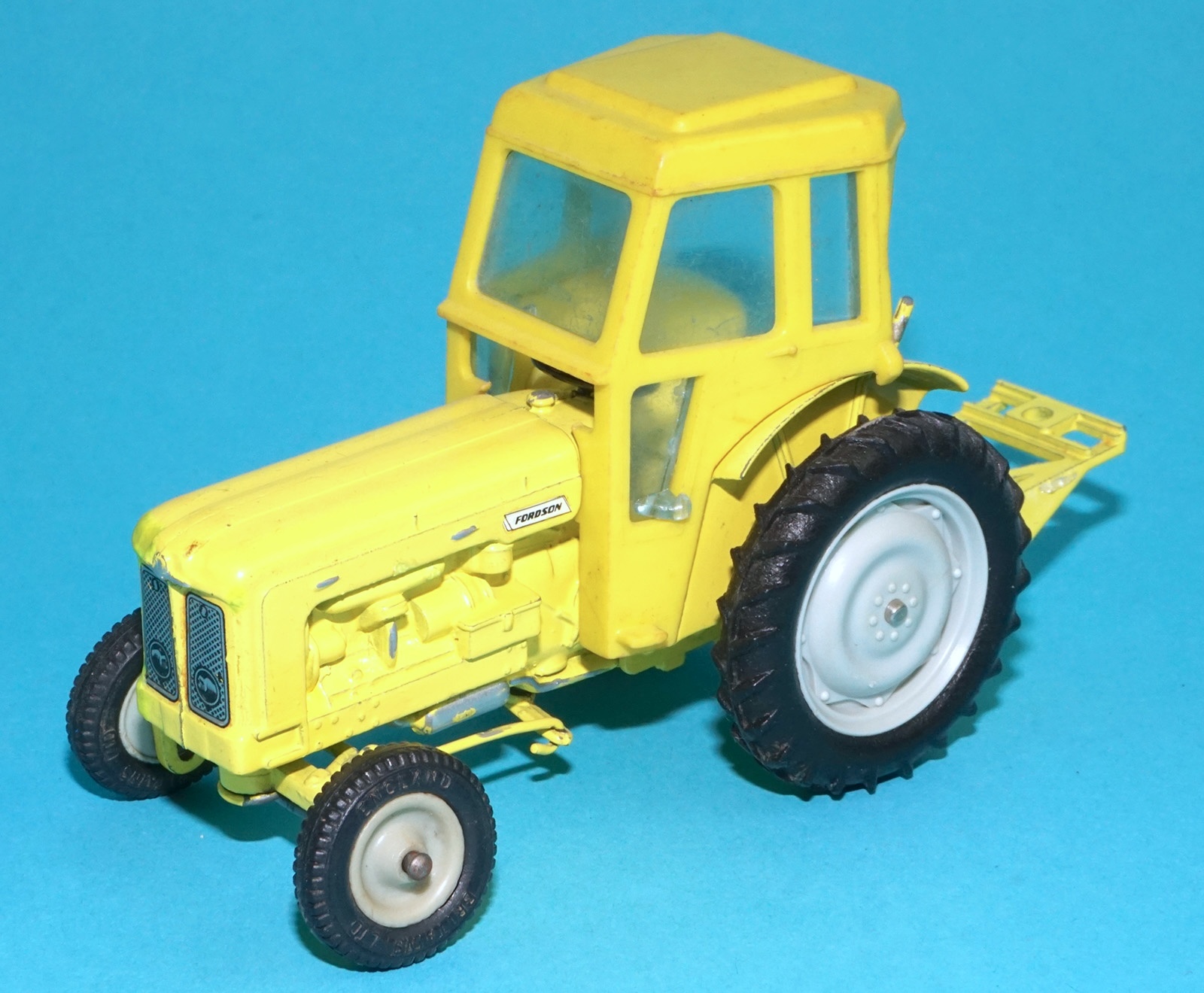 BRITAINS FARM #9630 FORDSON TRACTOR INDUSTRIAL YELLOW VARIANT 1964 ENGLAND - Image 4
