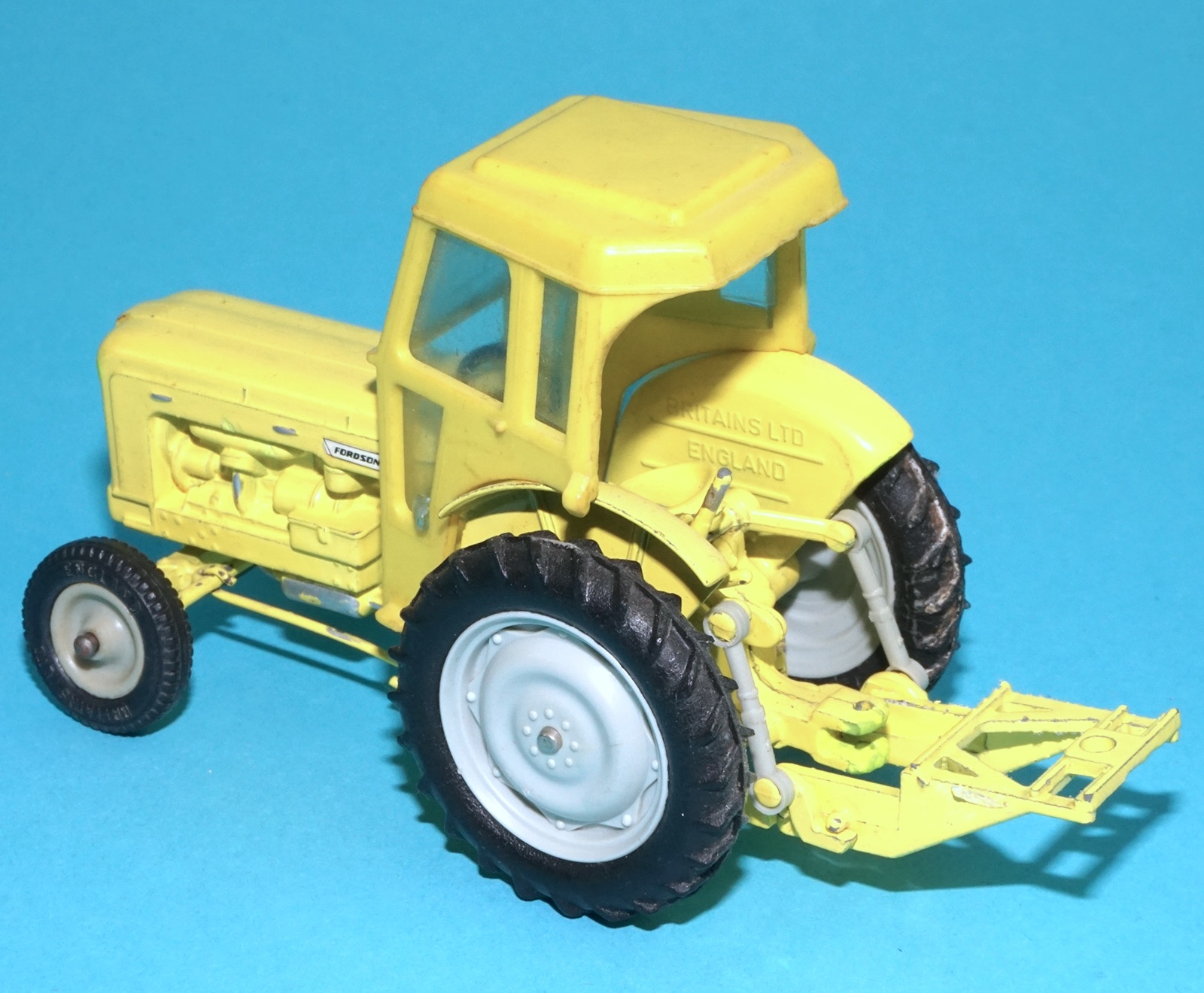 BRITAINS FARM #9630 FORDSON TRACTOR INDUSTRIAL YELLOW VARIANT 1964 ENGLAND - Image 5
