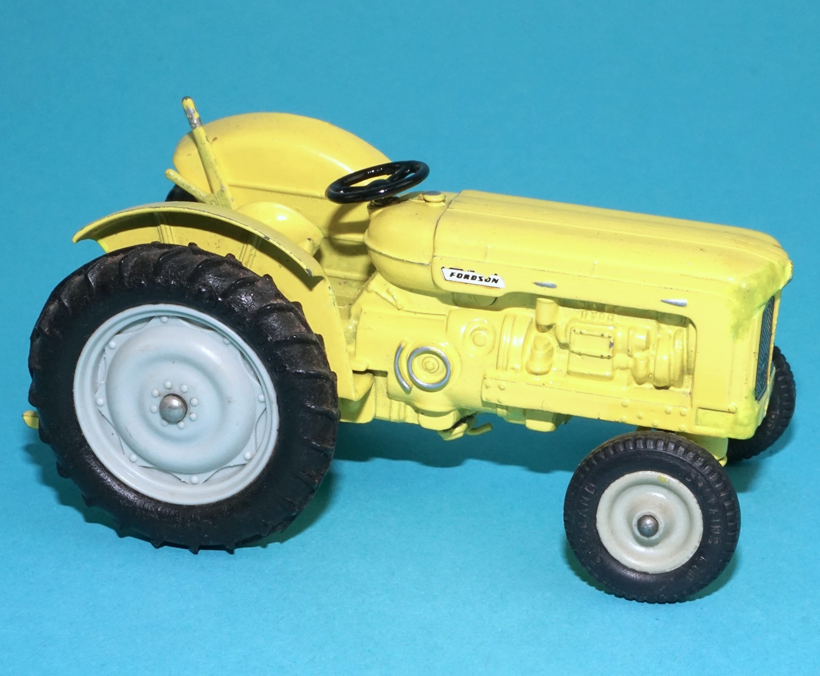 BRITAINS FARM #9630 FORDSON TRACTOR INDUSTRIAL YELLOW VARIANT 1964 ENGLAND - Image 7