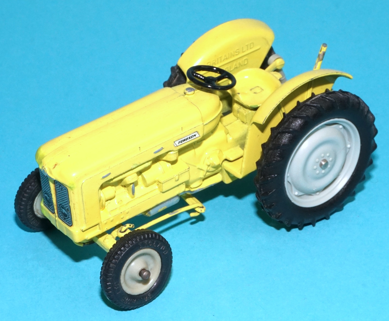 BRITAINS FARM #9630 FORDSON TRACTOR INDUSTRIAL YELLOW VARIANT 1964 ENGLAND - Image 8