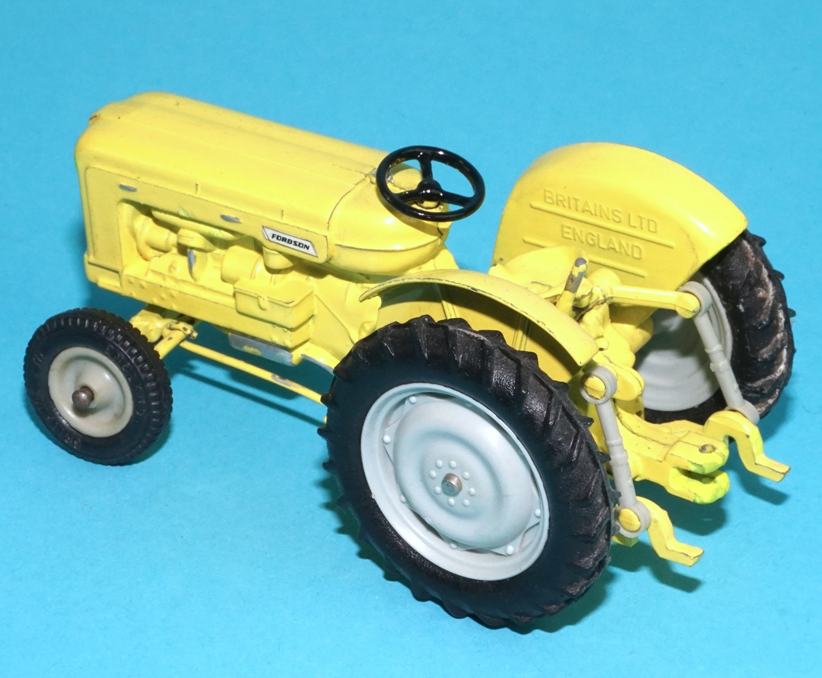 BRITAINS FARM #9630 FORDSON TRACTOR INDUSTRIAL YELLOW VARIANT 1964 ENGLAND - Image 9
