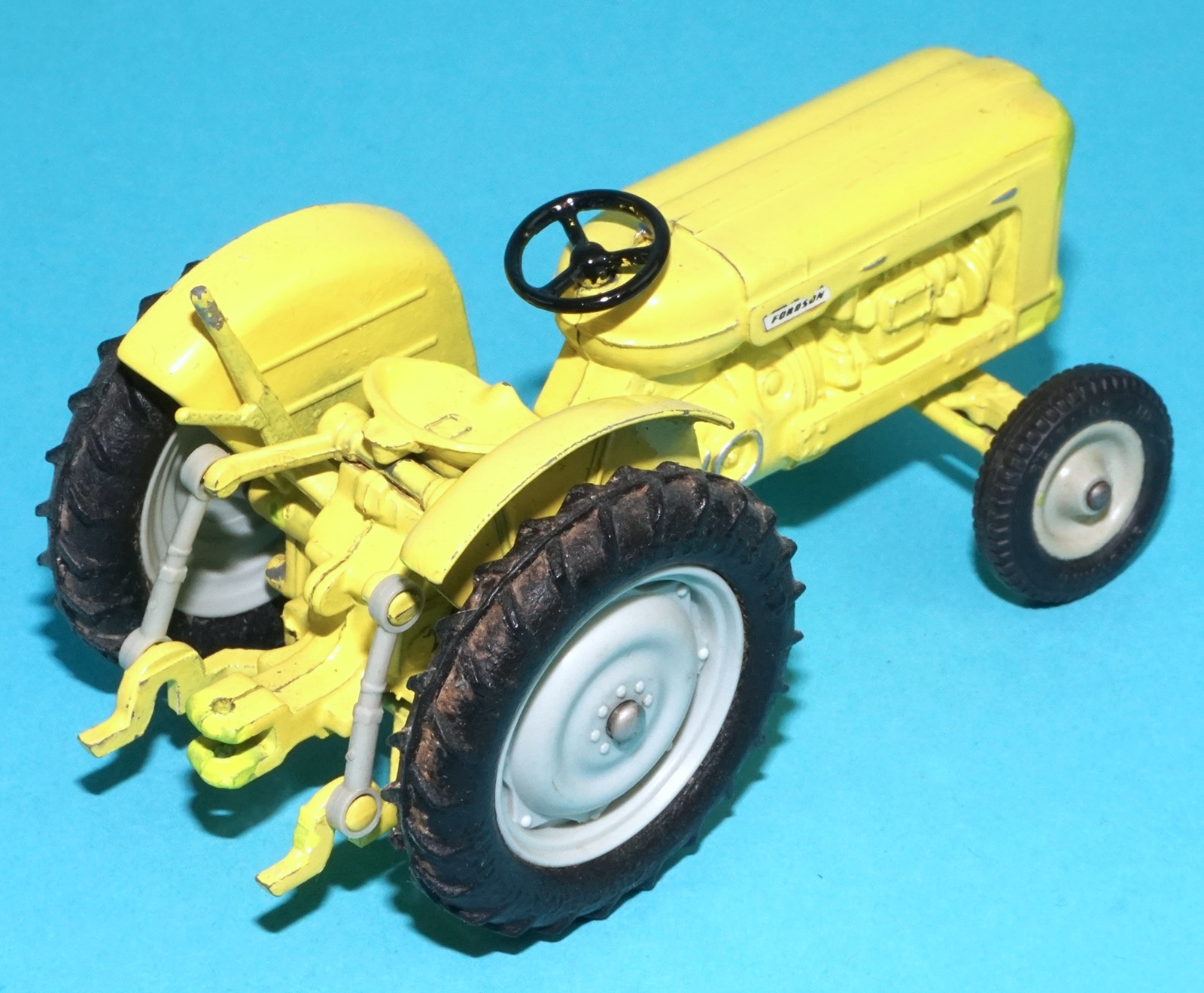 BRITAINS FARM #9630 FORDSON TRACTOR INDUSTRIAL YELLOW VARIANT 1964 ENGLAND - Image 10