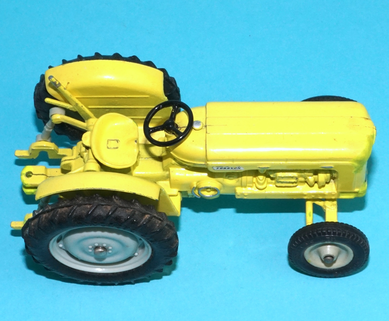 BRITAINS FARM #9630 FORDSON TRACTOR INDUSTRIAL YELLOW VARIANT 1964 ENGLAND - Image 12
