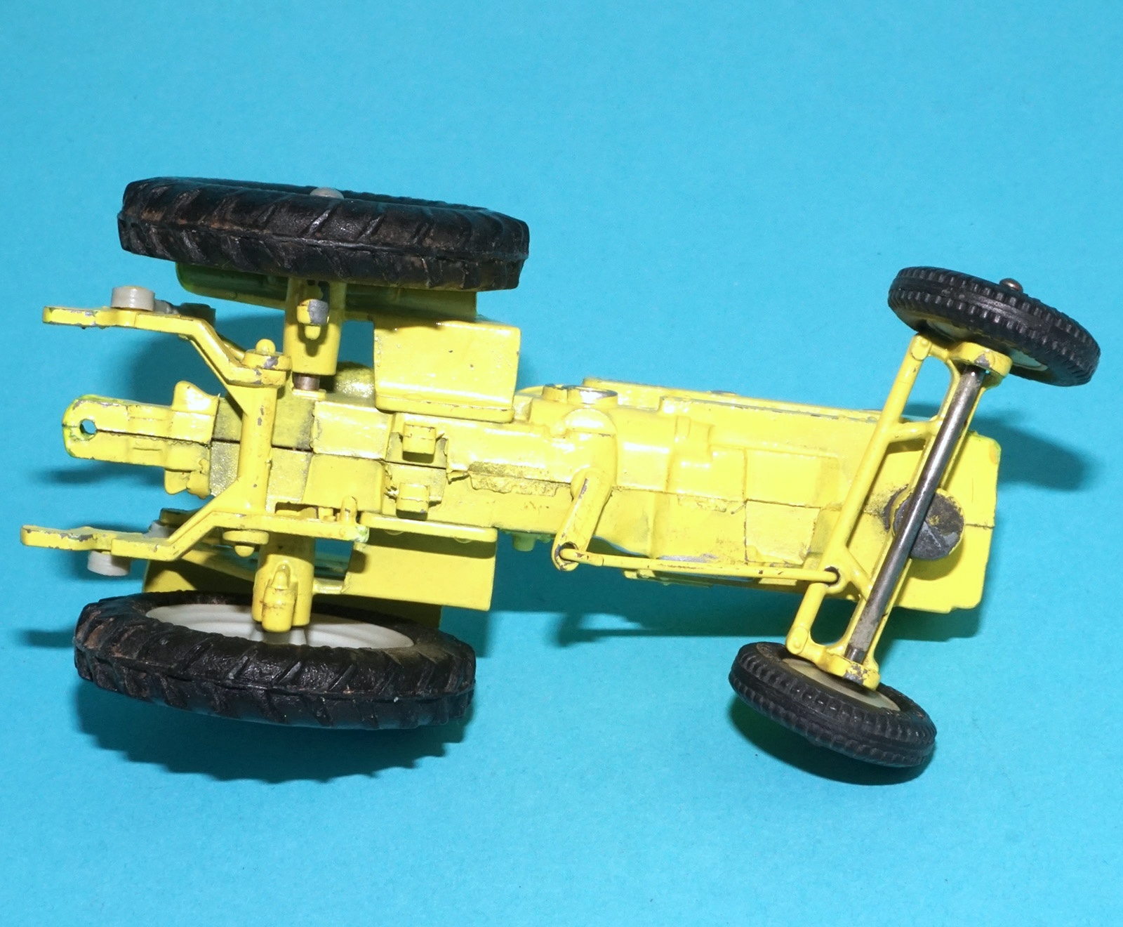 BRITAINS FARM #9630 FORDSON TRACTOR INDUSTRIAL YELLOW VARIANT 1964 ENGLAND - Image 13
