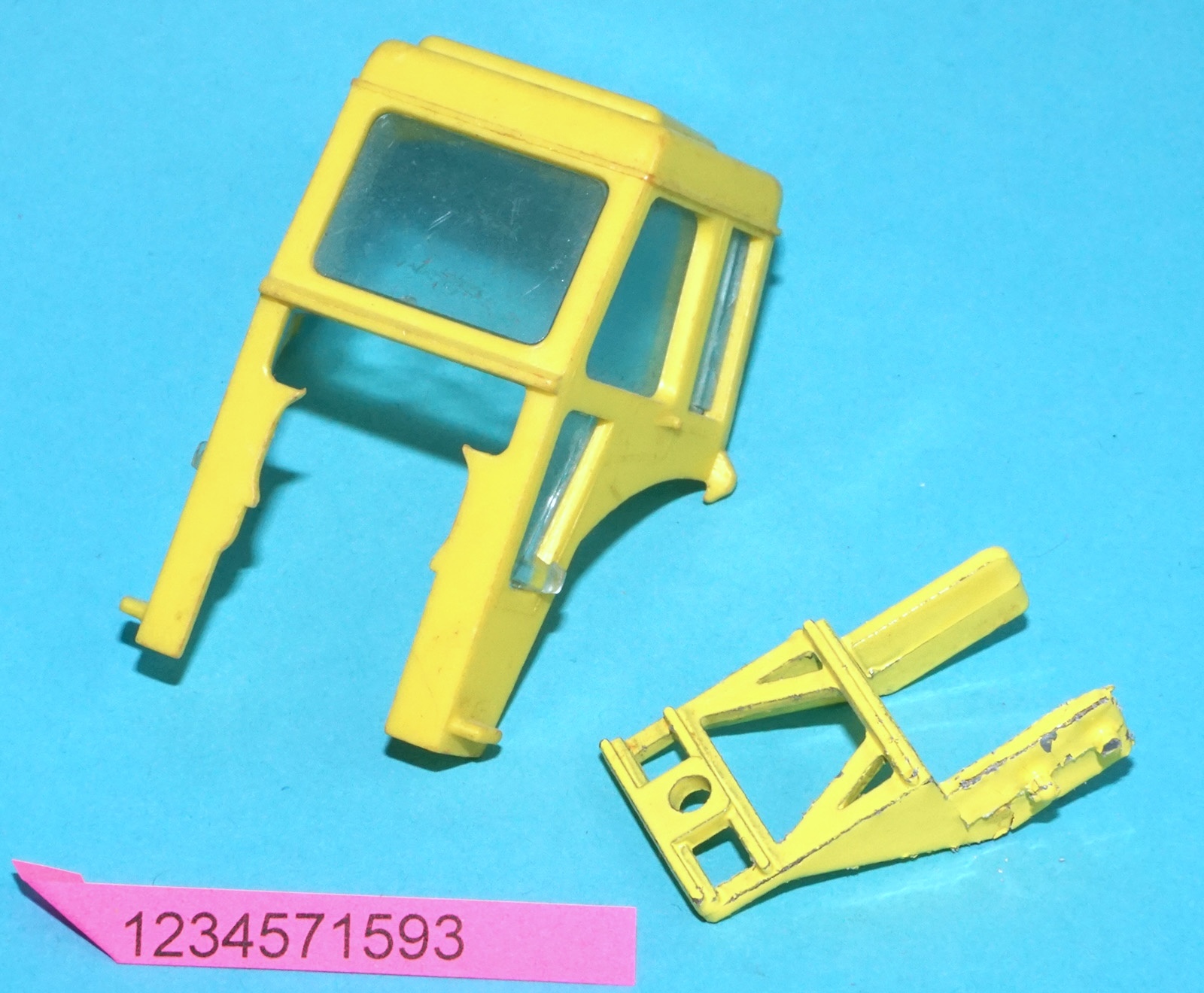 BRITAINS FARM #9630 FORDSON TRACTOR INDUSTRIAL YELLOW VARIANT 1964 ENGLAND - Image 14