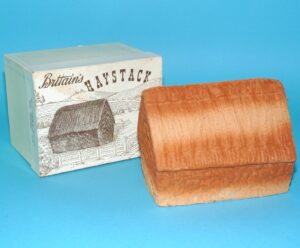 BRITAINS LEAD FARM #144F PAPER MACHE HAYSTACK BOXED ORIGINAL BOX 1930s ENGLAND HTF