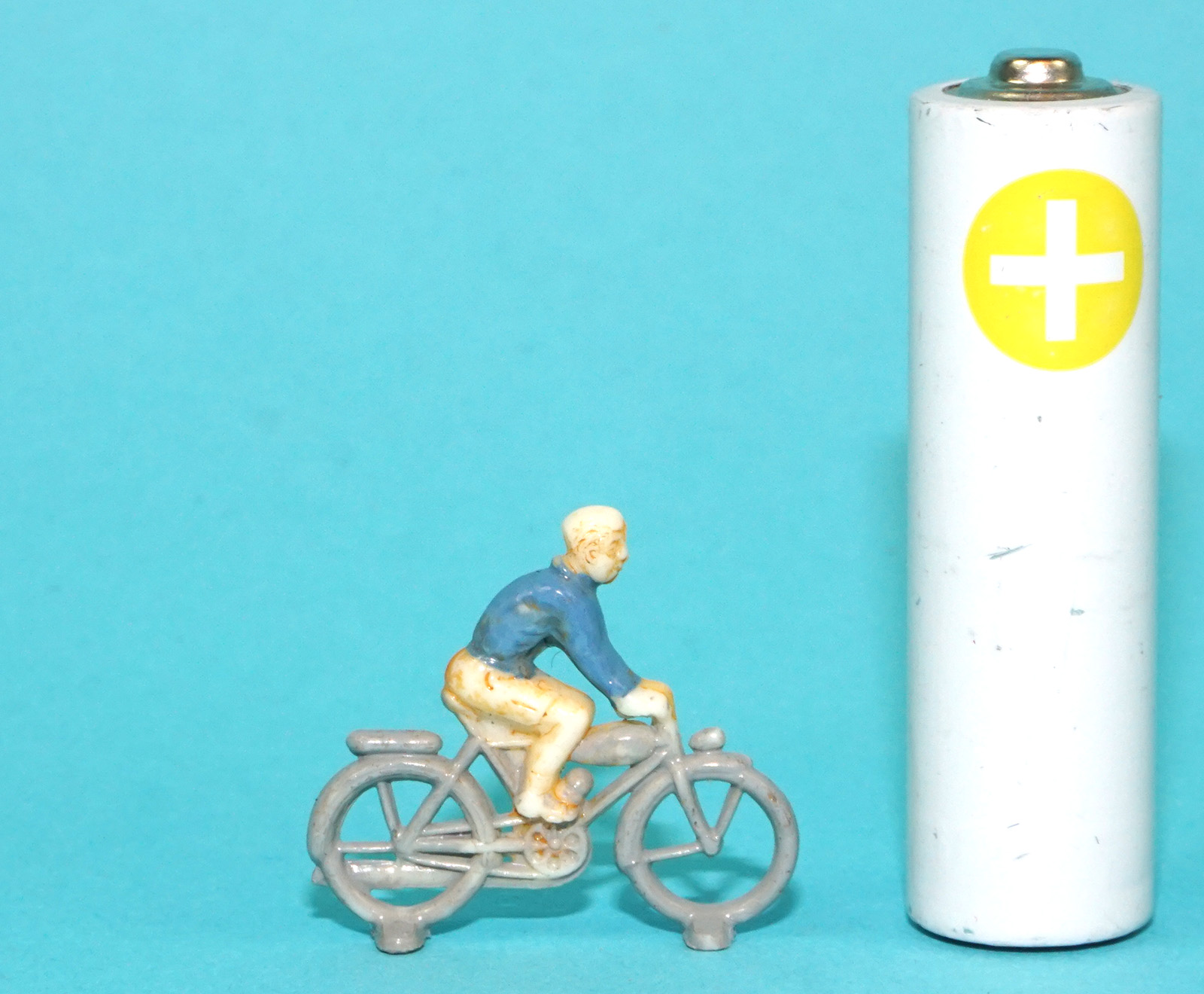 SIKU V-SERIES V414 CYCLIST WITH AUXILIARY MOTOR 1:60 SCALE 1960s GERMANY - Image 2