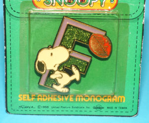 SNOOPY SELF ADHESIVE MONOGRAM LETTER F MOC MOSC SEALED CARD 1970s QUANTASIA