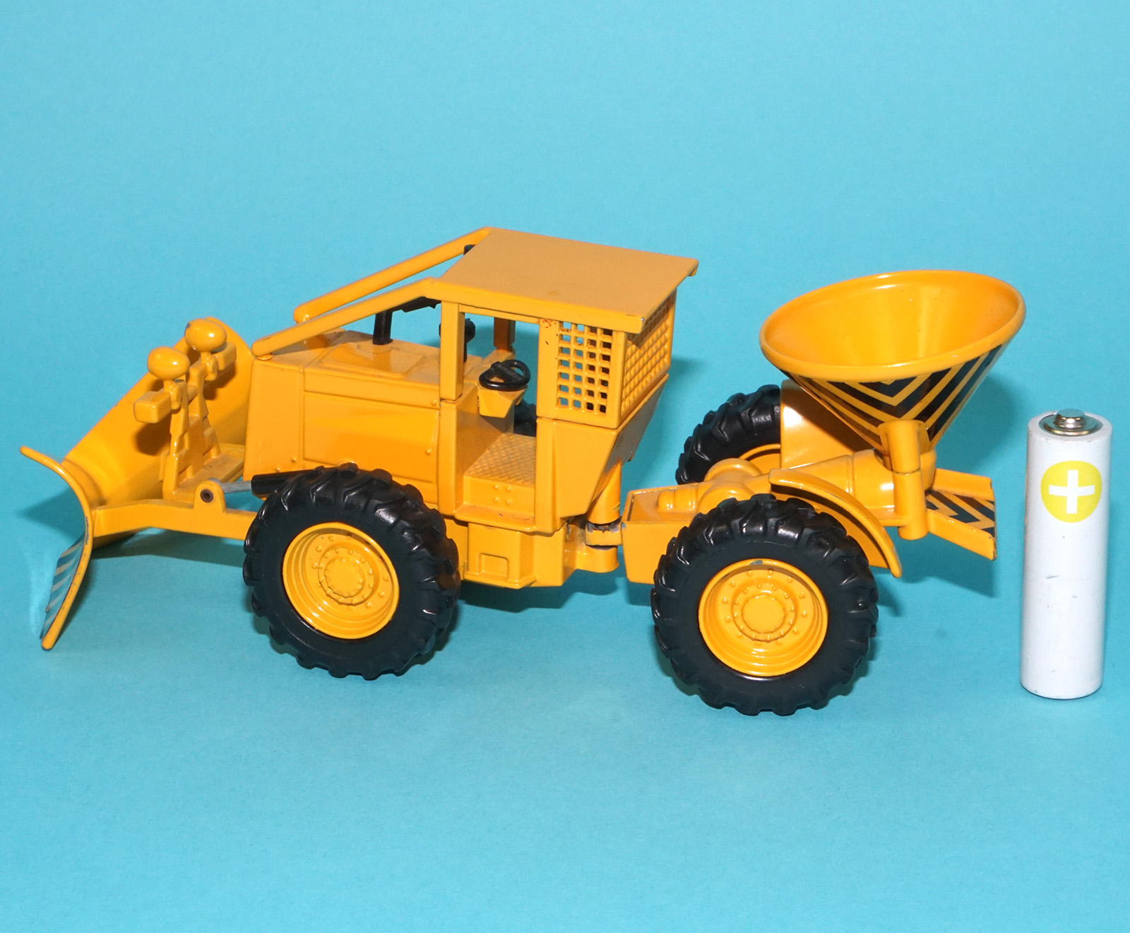 JOAL #229 CATERPILLAR CAT SNOW PLOUGH & SALT SPREADER 1/43 SCALE DIECAST METAL MODEL 1970s JOAL SPAIN - Image 3