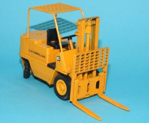 JOAL #215 CATERPILLAR FORKLIFT FORK LIFT TRUCK 1/25 SCALE DIECAST METAL MODEL 1970s JOAL SPAIN