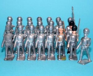 MOORVALE MODELS HOLLOWCAST UNPAINTED LEAD CASTING SOLDIERS SCOTS GUARDS (22X) 1:32 SCALE BRITAINS TIMPO JOHILLCO