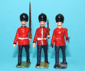 MOORVALE MODELS HOLLOWCAST PAINT SAMPLE SOLDIERS COLDSTREAM SCOTS GUARDS (3X) 1:32 SCALE BRITAINS TIMPO JOHILLCO PIXYLAND