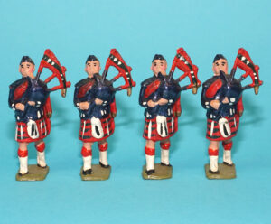 MOORVALE MODELS HOLLOWCAST PAINT SAMPLE SOLDIERS SCOTS GUARDS BAGPIPERS (4X) 1:32 SCALE BRITAINS TIMPO JOHILLCO